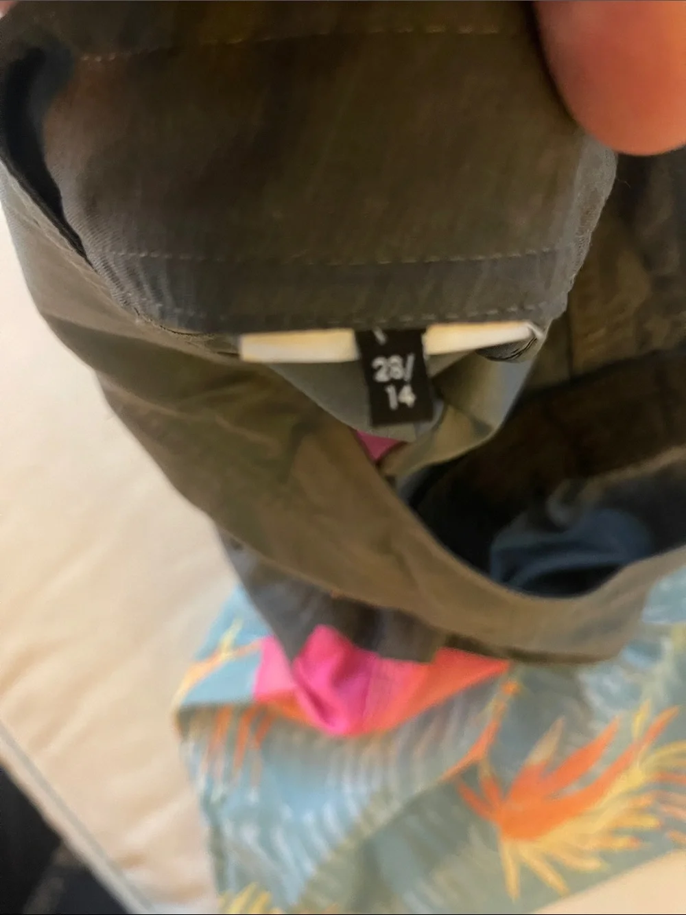 Quiksilver Size 28/14 Tropical Swim Trunks in Black, Pink & Teal
